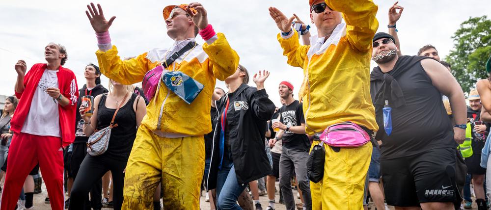 Nach dem vielen Regen tanzten viele Fans im Matsch.