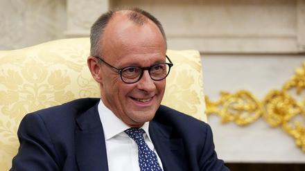 Bundeskanzler Friedrich Merz (CDU) wird im Oval Office im Weißen Haus von US-Präsident Trump empfangen. 