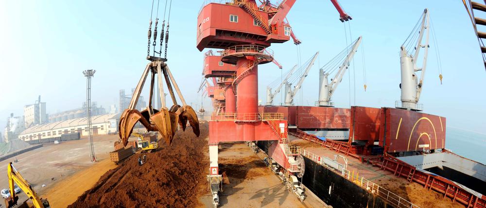 Seltene Erden werden in China auf ein Schiff verladen (Symbolbild).