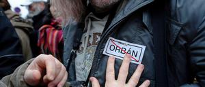 Jahre später ist es noch lange nicht vorbei. Demo gegen Ungarns Premierminister Viktor Orban am 30. März 2013 in Budapest. Am 1. April wurde zum vierten Mal die Verfassung geändert, wurden Meinungs- und Pressefreiheit eingeschränkt. 