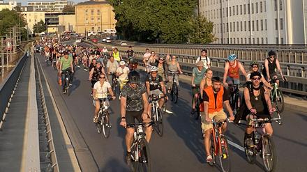 Radfahrende demonstrieren auf der Hochstraße in Halle (Saale) im Rahmen einer ADFC-Fahrraddemo (Archivbild).