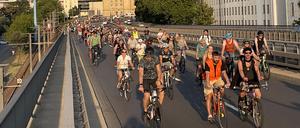 Radfahrende demonstrieren auf der Hochstraße in Halle (Saale) im Rahmen einer ADFC-Fahrraddemo (Archivbild).