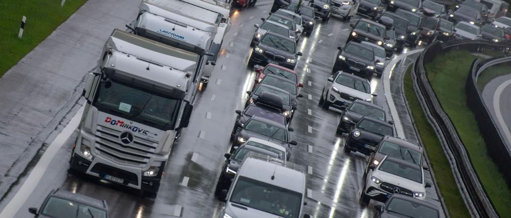 Volle Fahrbahnen auf der A8 in Richtung Süden.