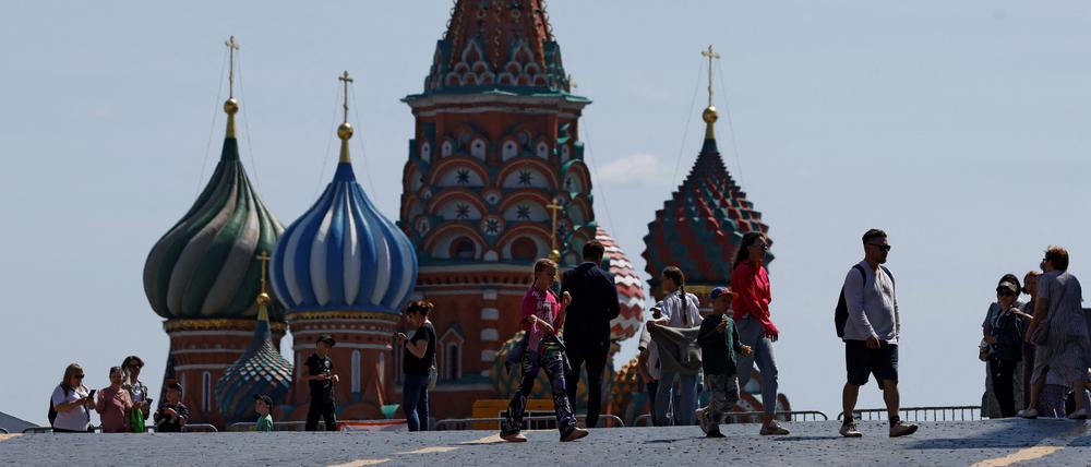 Menschen spazieren auf dem Roten Platz vor der Basilius-Kathedrale in Moskau (Symbolbild).