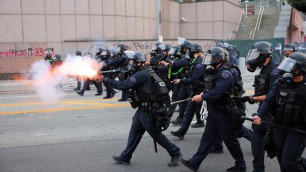 Ein Polizeibeamter setzt Betäubungsgranaten ein, als er sich den Demonstranten nähert, die sich um das Los Angeles Federal Building versammelt haben.