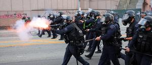 Ein Polizeibeamter setzt Betäubungsgranaten ein, als er sich den Demonstranten nähert, die sich um das Los Angeles Federal Building versammelt haben.