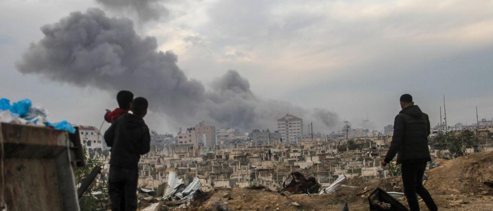 Die israelische Armee greift weiterhin im Gazastreifen an. (Archivbild) 