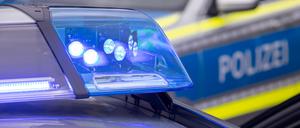 Blaulicht auf einem Einsatzfahrzeug der Polizei in Nahaufnahme (Symbolbild)