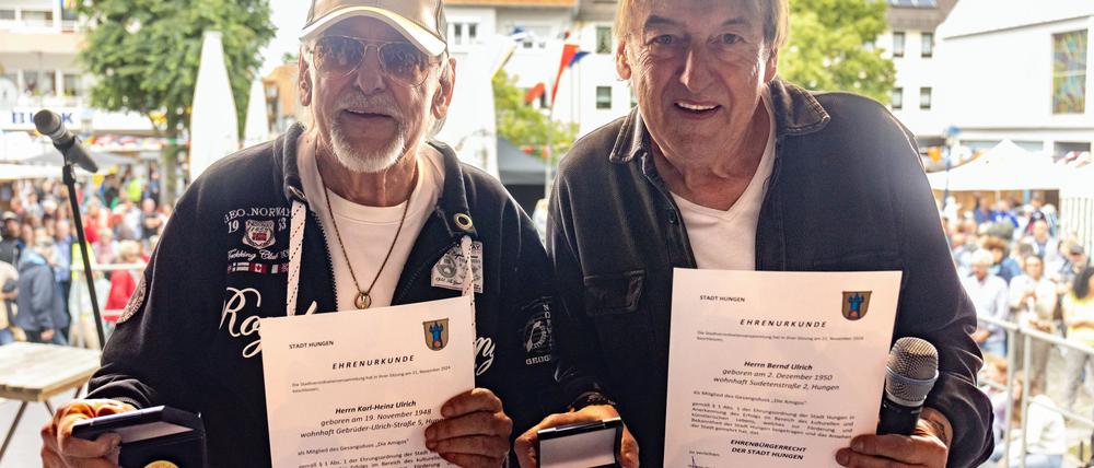 Die Brüder Karl-Heinz und Bernd Ulrich, besser bekannt als Die Amigos, freuen sich über die Verleihung der Ehrenbürgerschaft der Stadt Hungen.