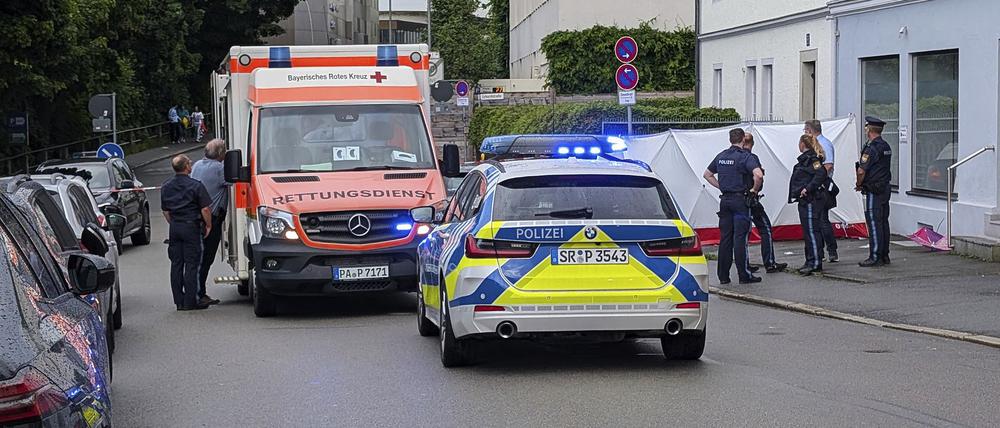 Ein Auto ist in Passau in eine Menschengruppe gefahren.