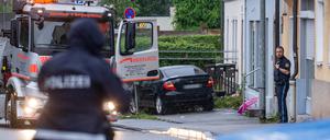 Ein Mann ist in Passau mit einem Wagen in eine Menschengruppe gefahren, die Polizei vermutet eine Beziehungstat.