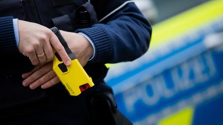 Dortmunder Polizeibeamter mit einem Distanzelektroimpulsgerät (DEIG oder auch Taser).