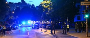 Polizisten stehen auf einer Straße an der Theresienwiese in München.