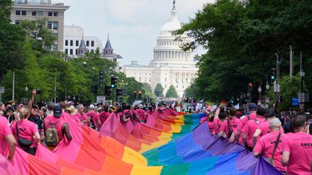 Mit riesigen Regenbogenfahnen demonstrieren Menschen mit Blick auf das US-Kapitol bei einer Pride-Parade in Washington für die Rechte der LGBTQI+-Gemeinschaft. 