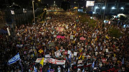 Erneut fordern in Israel Tausende ein Ende des Gaza-Kriegs.  