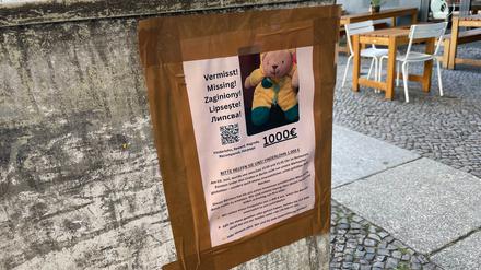 Neben den Plakaten auf Deutsch bittet auch ein eigener Webauftritt auf Englisch, Polnisch, Rumänisch und Bulgarisch um Hinweise zu dem gestohlenen Plüschtier.