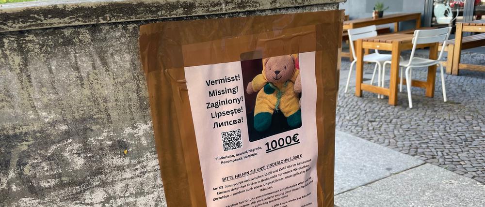 Neben den Plakaten auf Deutsch bittet auch ein eigener Webauftritt auf Englisch, Polnisch, Rumänisch und Bulgarisch um Hinweise zu dem gestohlenen Plüschtier.