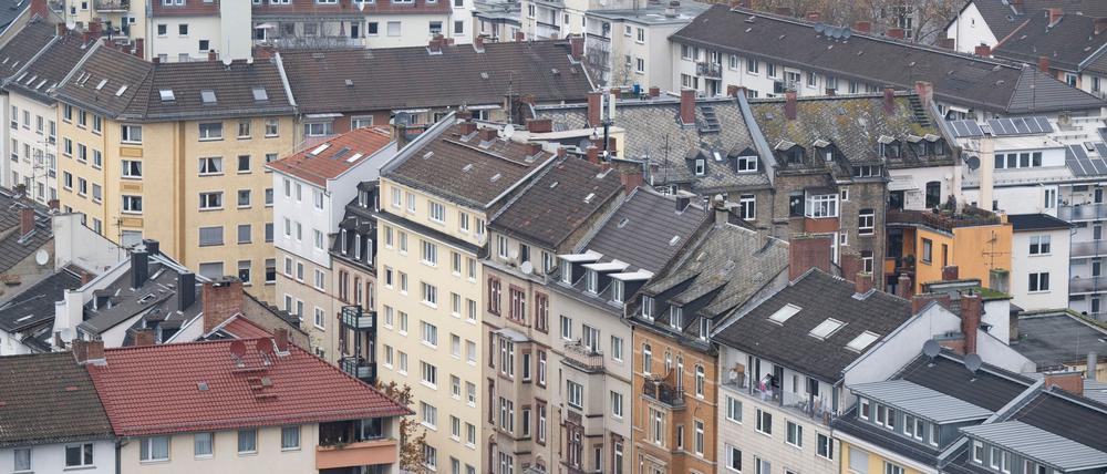 Für viele Menschen ist die monatliche Miete eine Last.