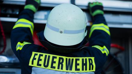 Ein Feuerwehrmann holt Equipment aus einem Einsatzfahrzeug. (Symbolbild)