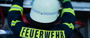Ein Feuerwehrmann holt Equipment aus einem Einsatzfahrzeug. (Symbolbild)
