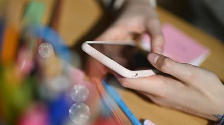 Jugendliche verbringen oft täglich mehrere Stunden mit dem Smartphone in der Hand. 