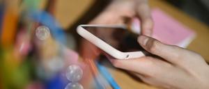 Jugendliche verbringen oft täglich mehrere Stunden mit dem Smartphone in der Hand. 
