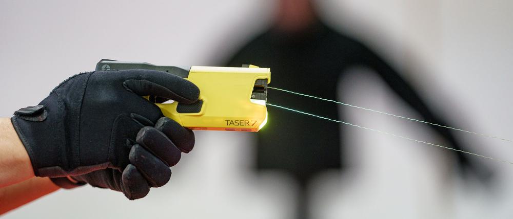 Bundesinnenminister Alexander Dobrindt (CSU) will die Bundespolizei mit Tasern ausrüsten. (Symbolbild)