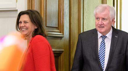 Ilse Aigner (CSU), damals Bayerische Staatsministerin für Wohnen, Bau und Verkehr, und Horst Seehofer (CSU), damals Bundesinnenminister, treten 2018 zusammen auf.