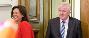 Ilse Aigner (CSU), damals Bayerische Staatsministerin für Wohnen, Bau und Verkehr, und Horst Seehofer (CSU), damals Bundesinnenminister, treten 2018 zusammen auf.