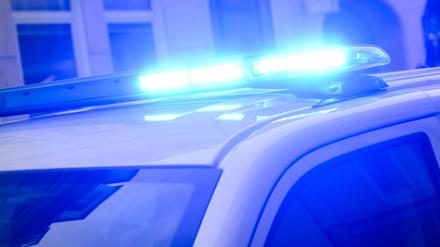 Ein Blaulicht leuchtet auf einem Einsatzfahrzeug der Polizei. (Symbolbild)