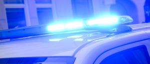 Ein Blaulicht leuchtet auf einem Einsatzfahrzeug der Polizei. (Symbolbild)