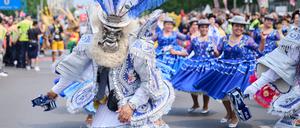 08.06.2025, Berlin: Verkleidete Menschen unterschiedlicher Kulturen tanzen zur Musik beim Straßenumzug zum 27. Karneval der Kulturen. Das multikulturelle Spektakel prägt das Pfingstwochenende in der Hauptstadt. Zum ersten Mal in seiner Geschichte startet der traditionelle Umzug des Karnevals der Kulturen in Friedrichshain, da sich auf der traditionellen Route in Kreuzberg aktuell eine Großbaustelle befindet. Foto: Annette Riedl/dpa +++ dpa-Bildfunk +++