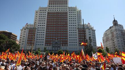 Menschen nehmen an einer Demonstration gegen die Regierung des spanischen Ministerpräsidenten Pedro Sánchez unter dem Motto „Mafia oder Demokratie“ in Madrid, Spanien, am 8. Juni 2025 teil.