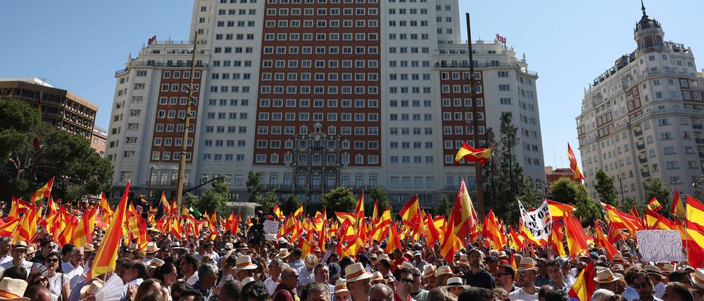 Menschen nehmen an einer Demonstration gegen die Regierung des spanischen Ministerpräsidenten Pedro Sánchez unter dem Motto „Mafia oder Demokratie“ in Madrid, Spanien, am 8. Juni 2025 teil.
