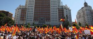 Menschen nehmen an einer Demonstration gegen die Regierung des spanischen Ministerpräsidenten Pedro Sánchez unter dem Motto „Mafia oder Demokratie“ in Madrid, Spanien, am 8. Juni 2025 teil.