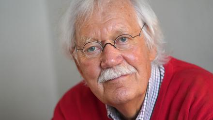 Der Radio- und TV-Moderator Carlo von Tiedemann sitzt im Cafe «Funk-Eck».  