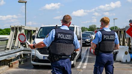 Beamte der Bundespolizei überwachen am 4. Juni die Einreise am deutsch-polnischen Grenzübergang von Küstrin-Kietz.