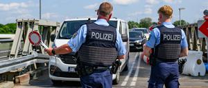 Beamte der Bundespolizei überwachen die Einreise am deutsch-polnischen Grenzübergang von Küstrin-Kietz (Symbolbild).