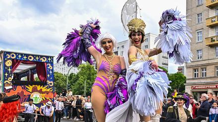 Entertaiment, Karneval der Kulturen 08.06.2025, xdanx, Entertaiment, Karneval der Kulturen v.l. Bunt gekleidete Tänzer und Tänzerinnen beim Straßenumzug des 27. Karneval der Kulturen in Berlin Berlin Berlin Deutschland DE *** Entertaiment, Carnival of Cultures 08 06 2025, xdanx, Entertaiment, Carnival of Cultures v l Colorfully dressed dancers at the street parade of the 27 Carnival of Cultures in Berlin Berlin Berlin Germany EN Copyright: xDanielxLakomskix