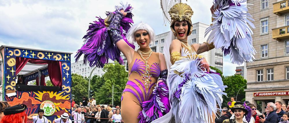 Entertaiment, Karneval der Kulturen 08.06.2025, xdanx, Entertaiment, Karneval der Kulturen v.l. Bunt gekleidete Tänzer und Tänzerinnen beim Straßenumzug des 27. Karneval der Kulturen in Berlin Berlin Berlin Deutschland DE *** Entertaiment, Carnival of Cultures 08 06 2025, xdanx, Entertaiment, Carnival of Cultures v l Colorfully dressed dancers at the street parade of the 27 Carnival of Cultures in Berlin Berlin Berlin Germany EN Copyright: xDanielxLakomskix