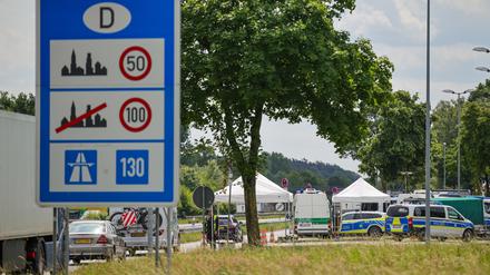 An der Grenze zu den Niederlanden auf der A3 in Emmerich kontrolliert die Bundespolizei den Einreiseverkehr. Bundesinnenminister Dobrindt (CSU) hatte im Mai wenige Stunden nach seinem Amtsantritt eine Intensivierung der Grenzkontrollen verfügt.