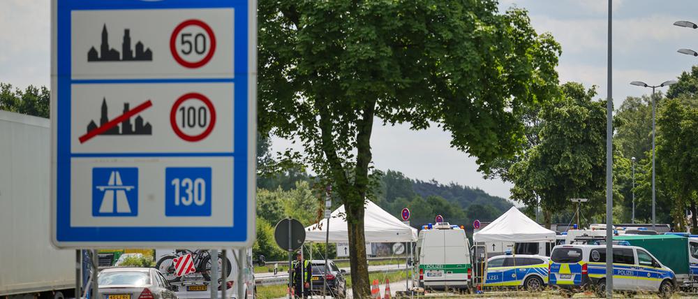 An der Grenze zu den Niederlanden auf der A3 in Emmerich kontrolliert die Bundespolizei den Einreiseverkehr. Bundesinnenminister Dobrindt (CSU) hatte im Mai wenige Stunden nach seinem Amtsantritt eine Intensivierung der Grenzkontrollen verfügt.