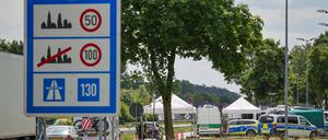 An der Grenze zu den Niederlanden auf der A3 in Emmerich kontrolliert die Bundespolizei den Einreiseverkehr. Bundesinnenminister Dobrindt (CSU) hatte im Mai wenige Stunden nach seinem Amtsantritt eine Intensivierung der Grenzkontrollen verfügt.