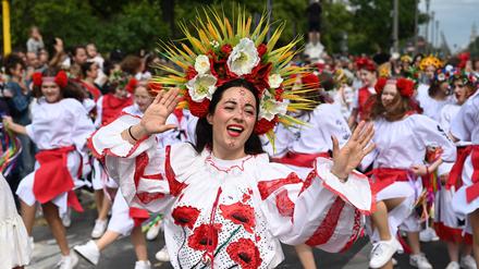 Carnival of Cultures 2025 in Berlin BERLIN, GERMANY - JUNE 08: People of different cultures take part at a multicultural festival Carnival of Cultures 2025 Karneval der Kulturen 2025, which combines cultures from all over the world in the center of Berlin, Germany on June 08, 2025. Berlins Carnival of Cultures on Karl-Marx-Allee: For the first time taking place in Friedrichshain, this years parade features 68 groups. Under the motto Join in and encourage others Mitmachen - und Mut machen, the organizers intend to send a clear message for diversity, social justice, and cultural participation and against discrimination and right-wing extremism. Volodymyr Sindieiev / Anadolu Berlin Germany. Editorial use only. Please get in touch for a PUBLICATIONxNOTxINxTURxUSAxCANxUKxJPNxITAxFRAxAUSxESPxBELxKORxRSAxHKGxNZL Copyright: x2025xAnadoluxVolodymyrxSindieievx