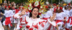 Carnival of Cultures 2025 in Berlin BERLIN, GERMANY - JUNE 08: People of different cultures take part at a multicultural festival Carnival of Cultures 2025 Karneval der Kulturen 2025, which combines cultures from all over the world in the center of Berlin, Germany on June 08, 2025. Berlins Carnival of Cultures on Karl-Marx-Allee: For the first time taking place in Friedrichshain, this years parade features 68 groups. Under the motto Join in and encourage others Mitmachen - und Mut machen, the organizers intend to send a clear message for diversity, social justice, and cultural participation and against discrimination and right-wing extremism. Volodymyr Sindieiev / Anadolu Berlin Germany. Editorial use only. Please get in touch for a PUBLICATIONxNOTxINxTURxUSAxCANxUKxJPNxITAxFRAxAUSxESPxBELxKORxRSAxHKGxNZL Copyright: x2025xAnadoluxVolodymyrxSindieievx