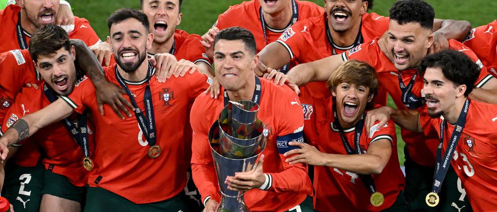 Cristiano Ronaldo (M.) genoss Portugals Triumph bei der Nations League sichtlich.