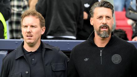 Vorm 0:2 gegen Frankreich singen Bundestrainer Julian Nagelsmann (l) und sein Assistent Sandro Wagner letztmals zusammen am Spielfeldrand die Nationalhymne.