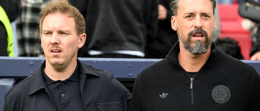 Vorm 0:2 gegen Frankreich singen Bundestrainer Julian Nagelsmann (l) und sein Assistent Sandro Wagner letztmals zusammen am Spielfeldrand die Nationalhymne.