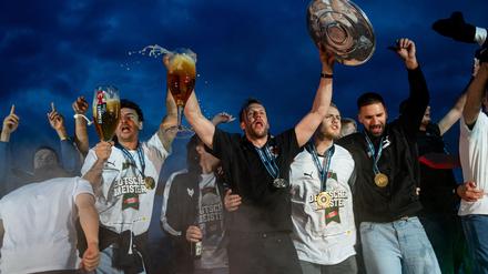 Die Füchse Berlin eskalieren beim Meister-Empfang. 