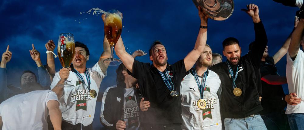 Die Füchse Berlin eskalieren beim Meister-Empfang. 